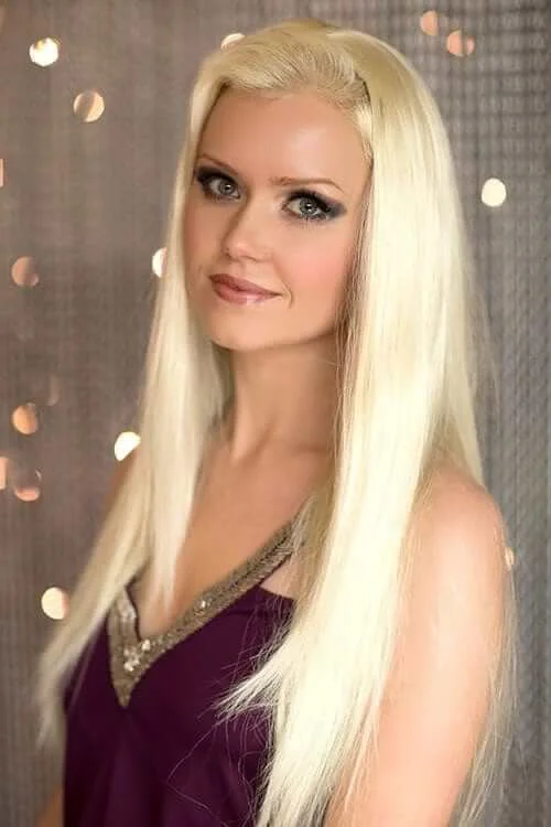 Straight blonde half wig hairpiece (3/4 wig): Tabitha